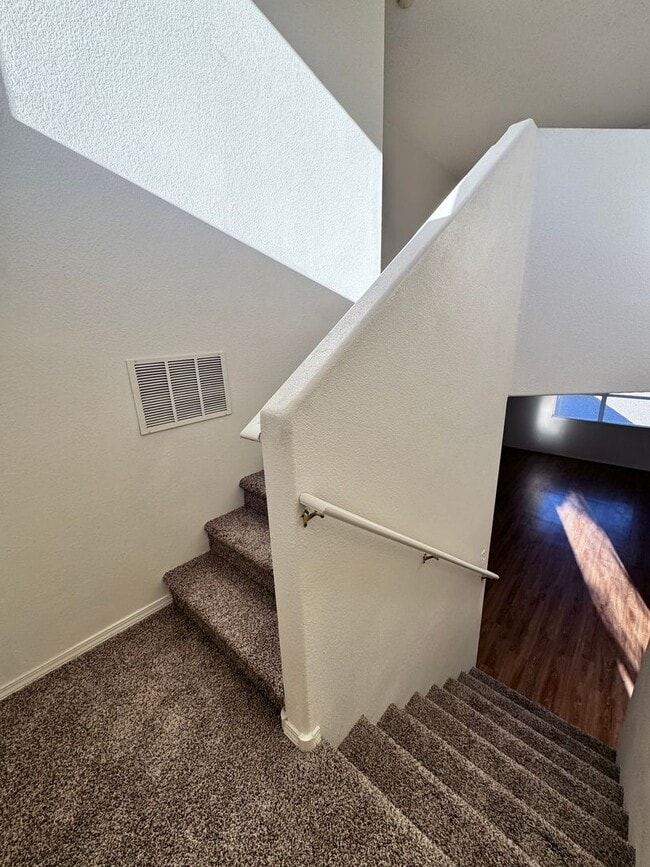 Building Photo - MOVE IN SPECIAL! 1/2 off 2nd months rent!  3 bed 2 bath 2300 sq ft home-New Carpet