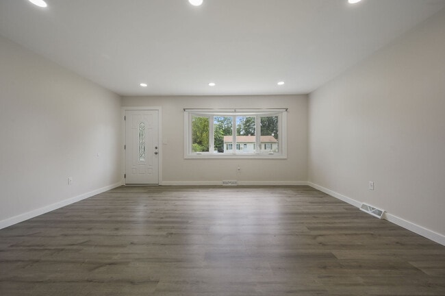 Building Photo - 20 Hickory Ln