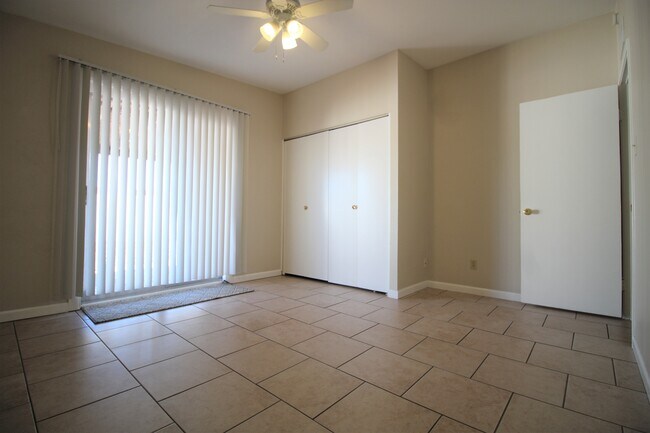 Master Bedroom - 1110 E Broadmor Dr