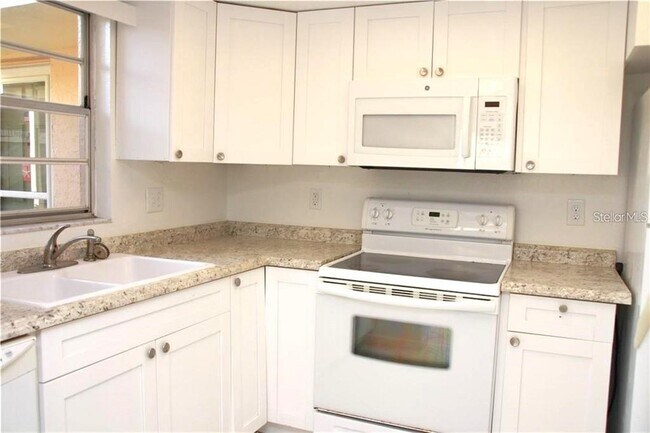 Building Photo - 6044 7th Ave W