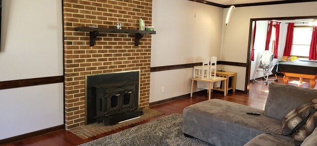 Building Photo - Spacious Home in Quiet Neighborhood