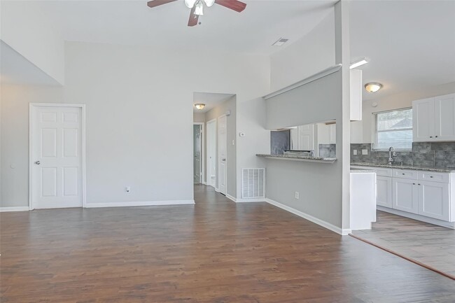 Building Photo - 16938 Enchanted Cir E