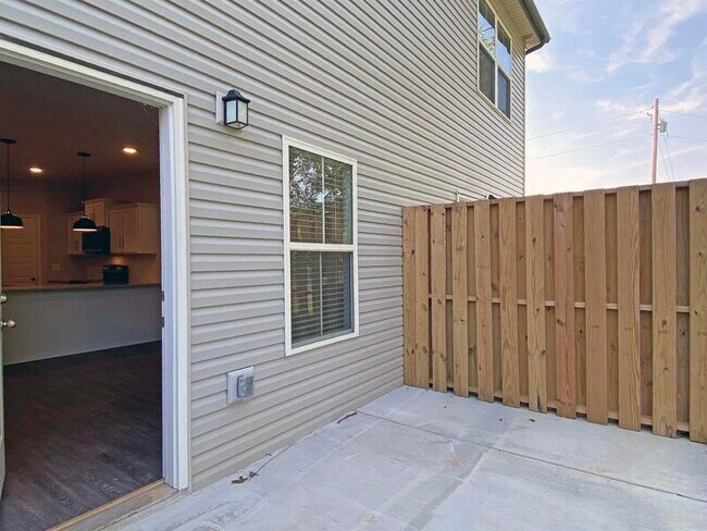 Building Photo - 220 Drayton Dr