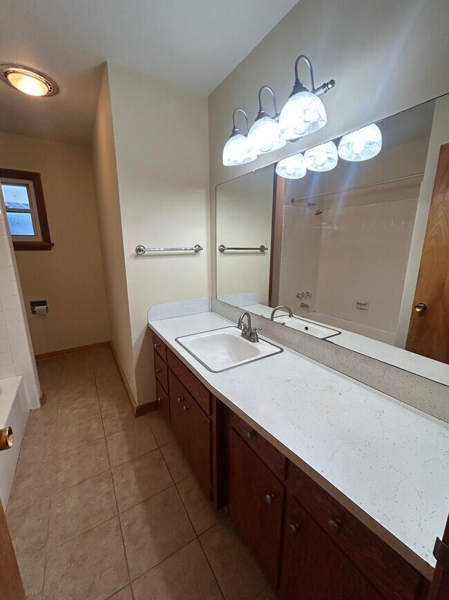 Building Photo - 3 bedroom, 3 bath house located in Park Forest