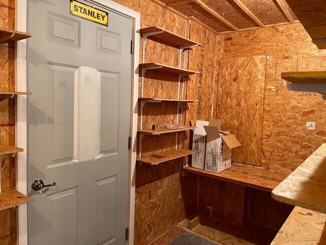 Building Photo - 215 Stoners Glen Ct