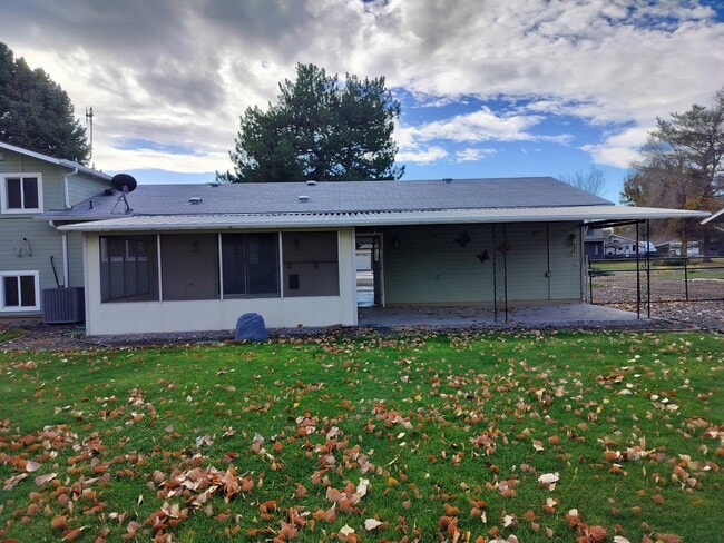 Building Photo - 130 NW Carrie Cir