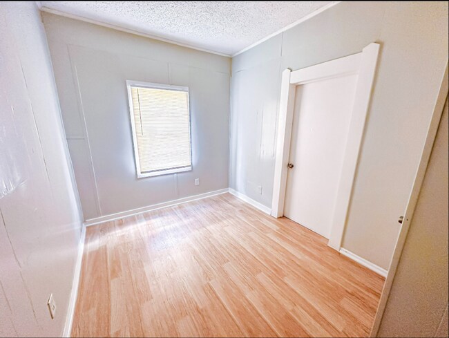 Building Photo - 1107 Avenue A