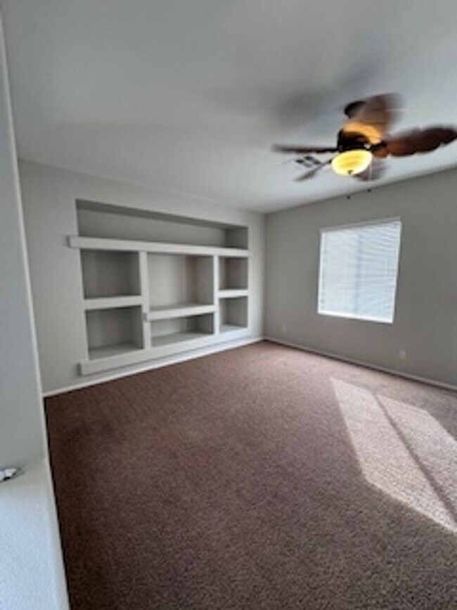 Building Photo - 3Bed/2.5Bath/2Car Residence located in North Las Vegas gated community!