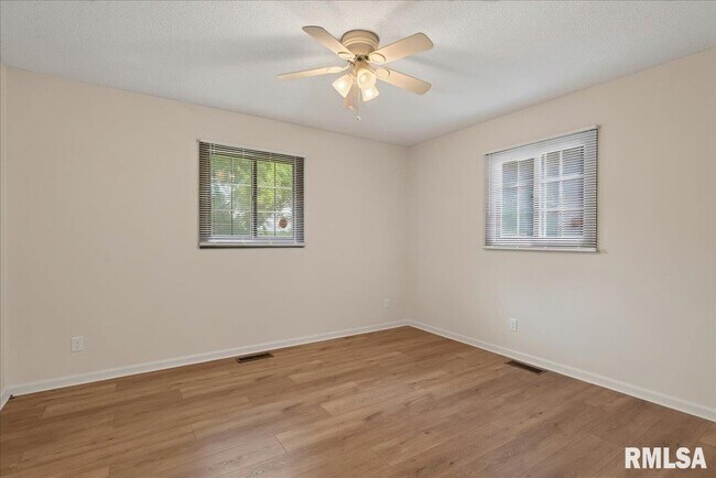 Building Photo - 8 Sundowner Ln