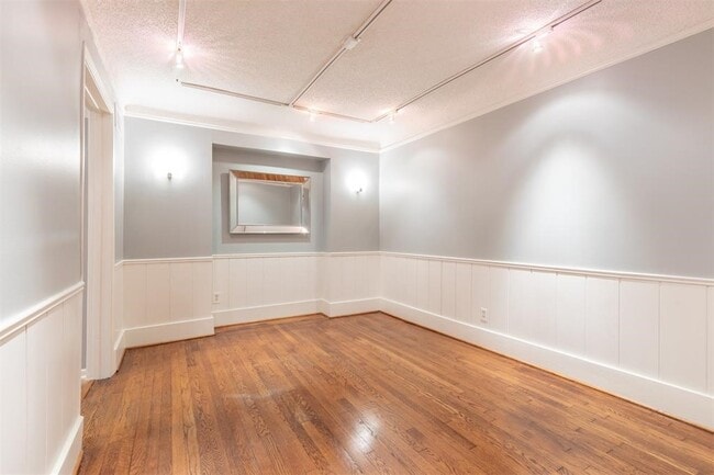 Building Photo - 2038 Bissonnet St