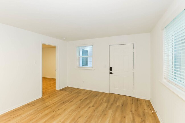 Building Photo - One Month Free ~ 1 bed/1 bath on King St.