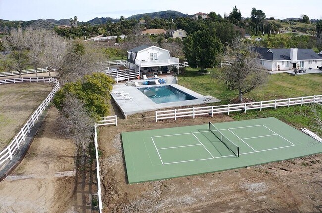 Building Photo - Great horse property in Del Luz!