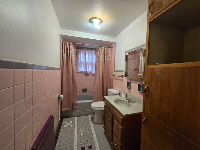 Building Photo - 535 E 43rd Ave