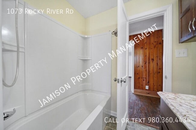 Building Photo - 1073 Rocky River Rd