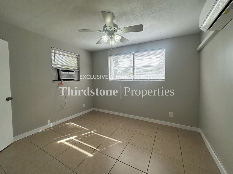 Building Photo - 1930 Park St