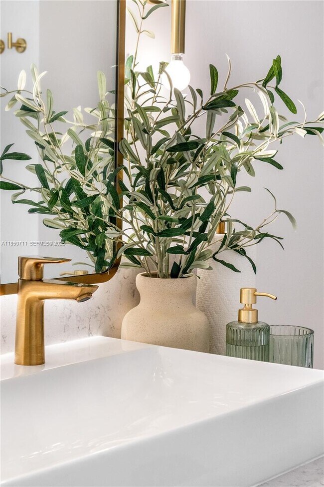 Building Photo - 601 NE 1st Ave