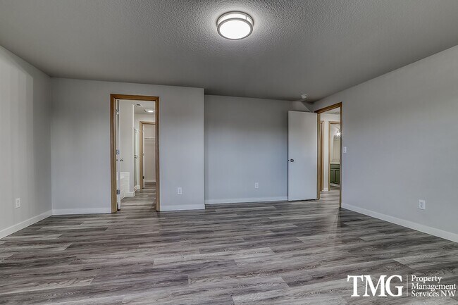 Building Photo - Spacious 4 Bedroom/2.5 Bath Hazell Dell Home!