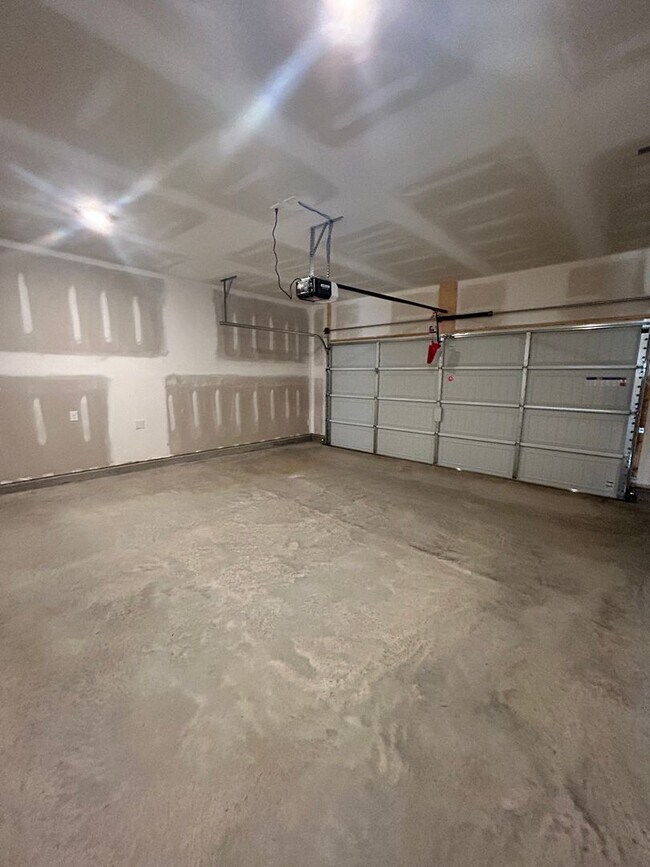 Building Photo - Located in Hixson/Middle Valley! 3 Beds, 2.5 Baths, Loft, Home Office, and 2 Car Garage!
