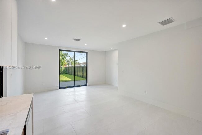 Building Photo - 119 NE 118th St