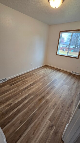 Building Photo - 563 4th St SE