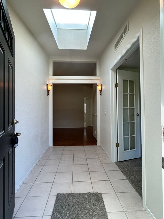 Building Photo - Large Single Family Home in Country with Office