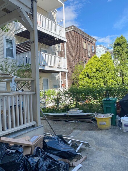 Building Photo - 32 Putnam Ave