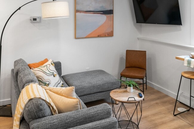 Building Photo - Stylish & Turnkey Furnished 2-BR Daylight Basement Apartment – Utilities + Wi-Fi Included