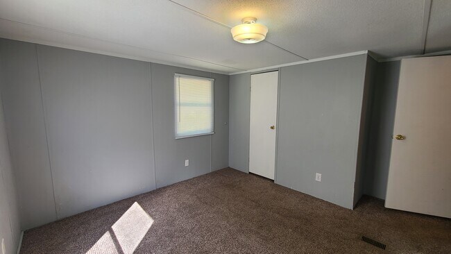 Building Photo - 17 Saturn Ln