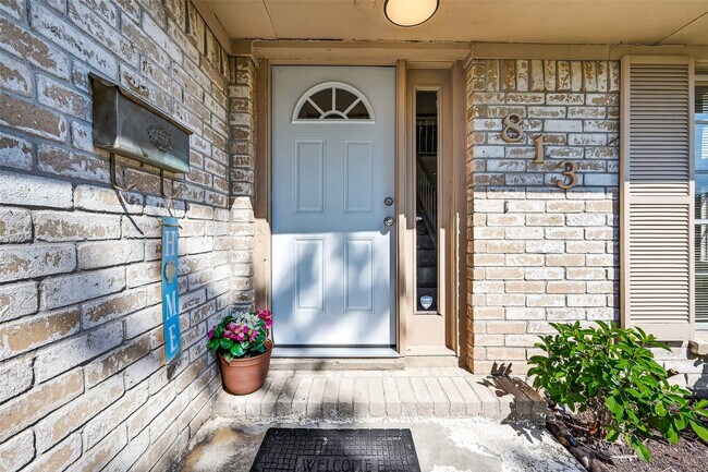 Building Photo - 813 Lakeview Dr