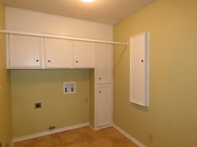 Building Photo - South Tyler! Spacious 3 Bedroom, 2 Bath