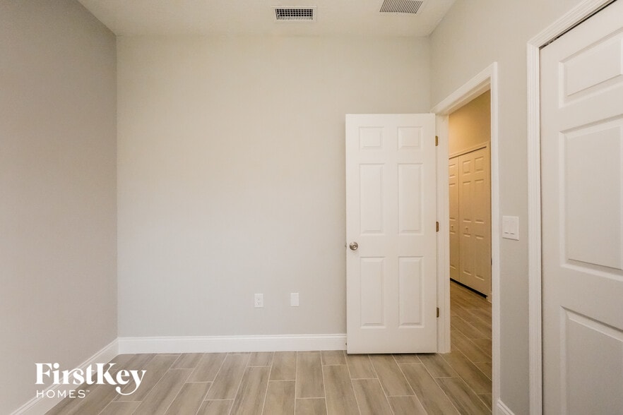 Building Photo - 453 Magpie Ct