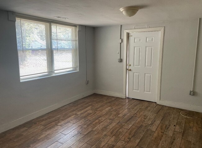 Building Photo - Centrally located one bedroom