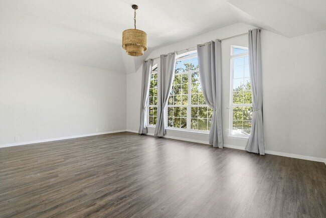 Building Photo - BEAUTIFUL 5 BEDROOM AND 3 BATH!!