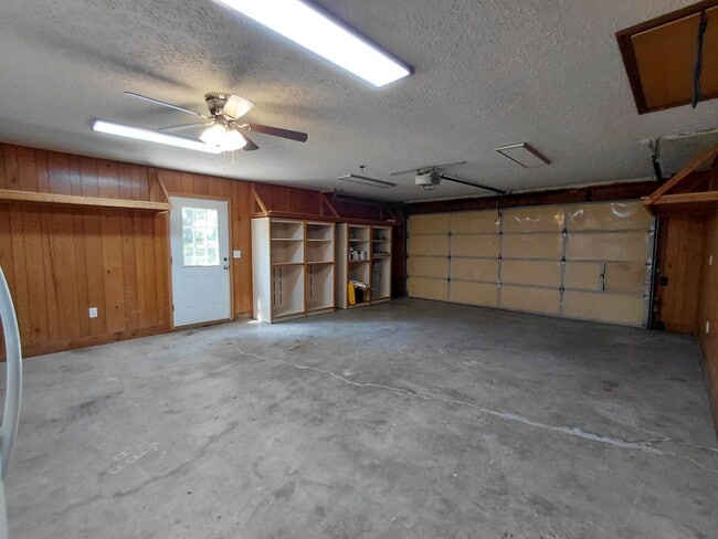 Building Photo - Single Family Home!