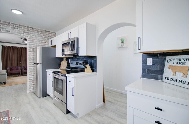 Building Photo - 258 S Sutherland St