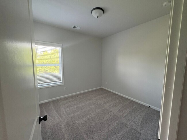 Building Photo - Charming 3BR Townhome in Adairsville