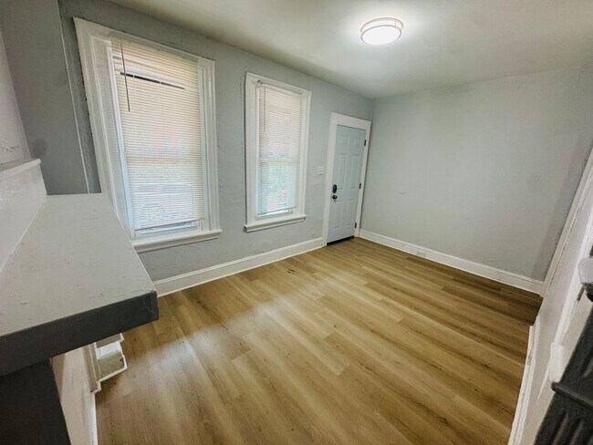 Building Photo - Remodeled 3bd/1 House with Rear yard!! SEC...