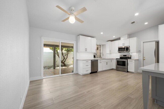Building Photo - 54140 Avenida Mendoza