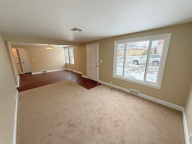 Building Photo - Nice three bedroom home located in an Excellent neighborhood!