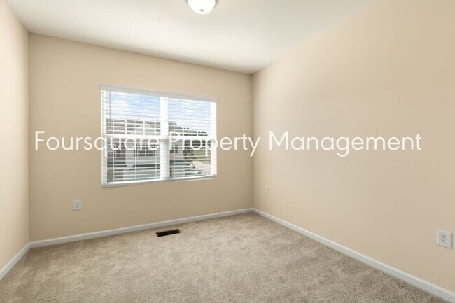 Building Photo - Townhome| Screened -In Back Porch |One Car...