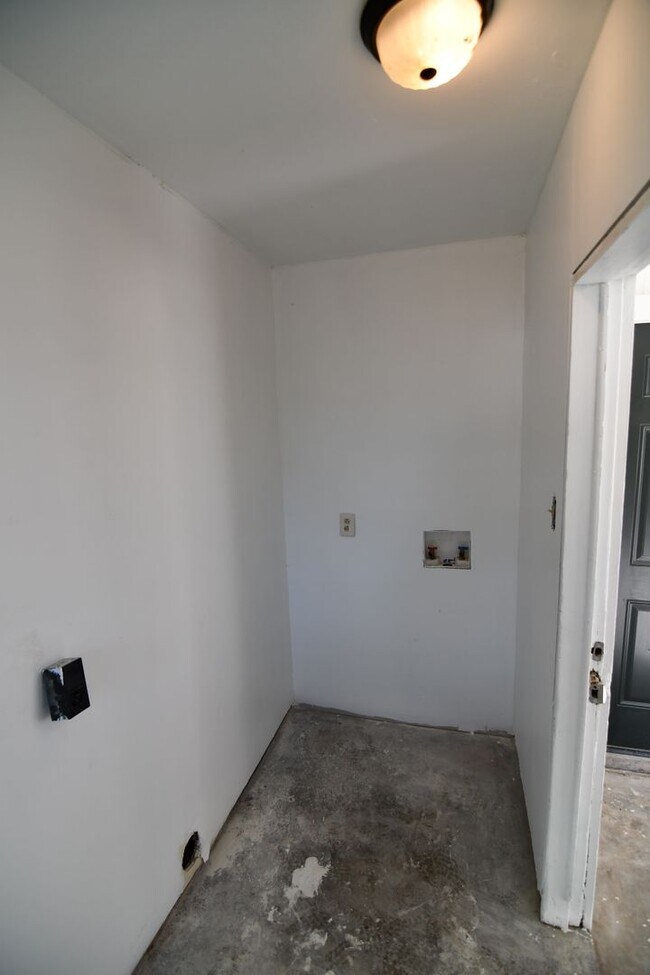 Building Photo - Must See!  Newly renovated, 3 bedroom, 1 bath home in Brownsfield off Plank Road