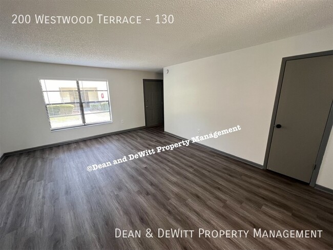 Building Photo - 2/1.5 Townhome w/ Pool - For Rent