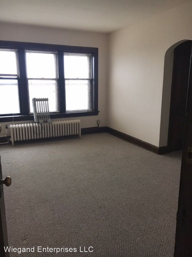 Building Photo - 2324 W Wisconsin Ave