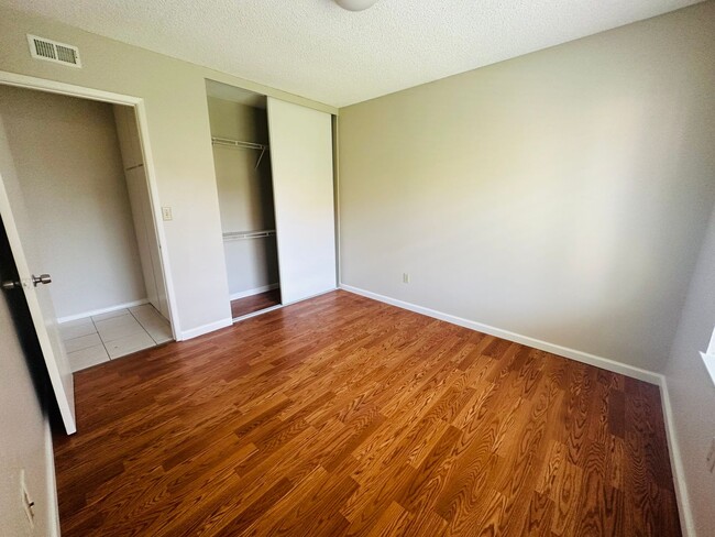 Building Photo - Spacious 3 Bedroom 2 Bath in Mira Mesa! Bi...