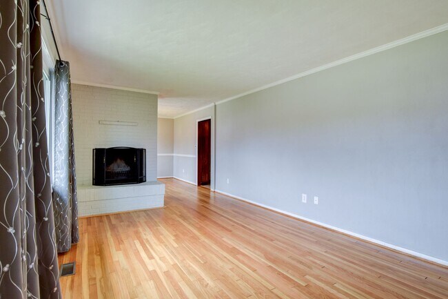 Building Photo - 609 Birch Dr