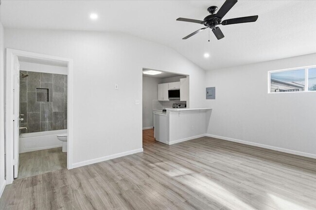 Building Photo - 404 S Murray St