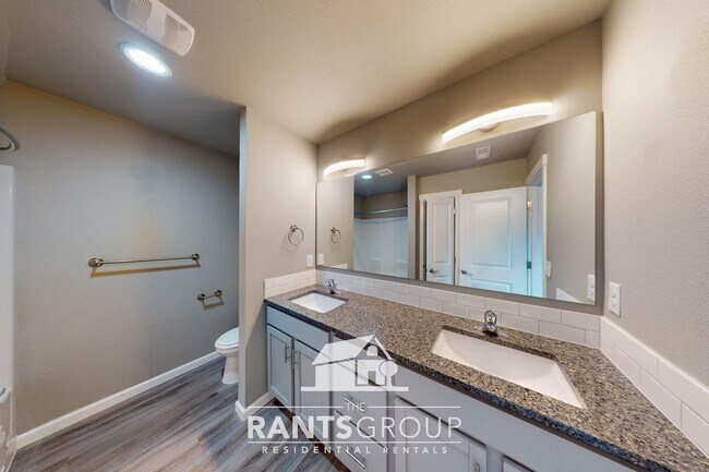Building Photo - 694R