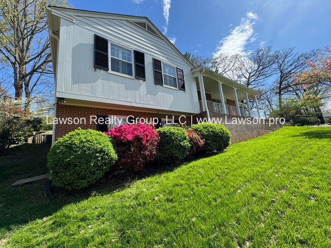 Building Photo - Spacious South Roanoke Home with Lawn Care Included