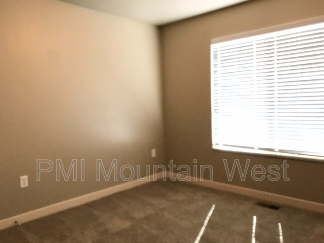 Building Photo - 1039 950 N