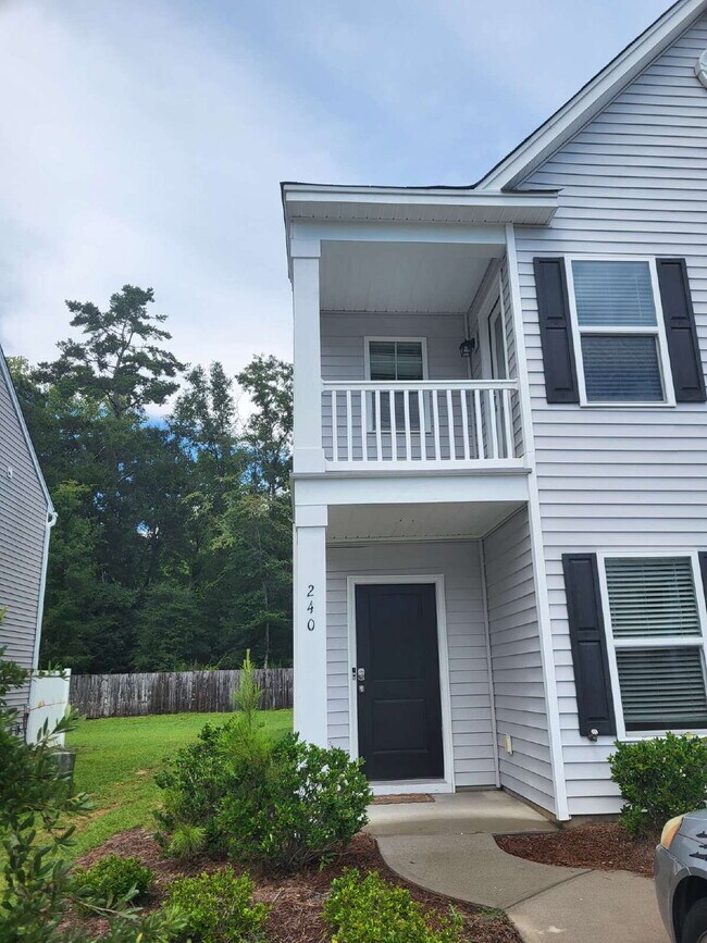 Building Photo - "Spacious Fully Furnished 4-Bedroom Townhouse in Summerville with 3 Full Baths – Your Perfect Fam...